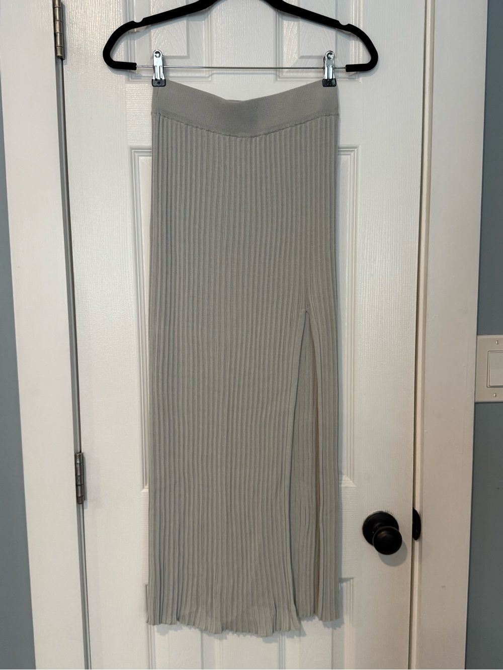Aritzia- Wilfred Light Gray Ribbed Midi Skirt with Side Slit